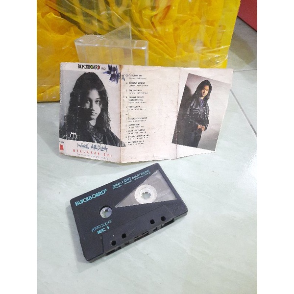 kaset pita nike ardilla nyalakan api