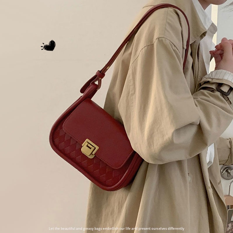 Red High-end tas kecil wanita 2022 baru trendi fashion retro tas bahu ketiak all-match tekstur utusan tas persegi kecil