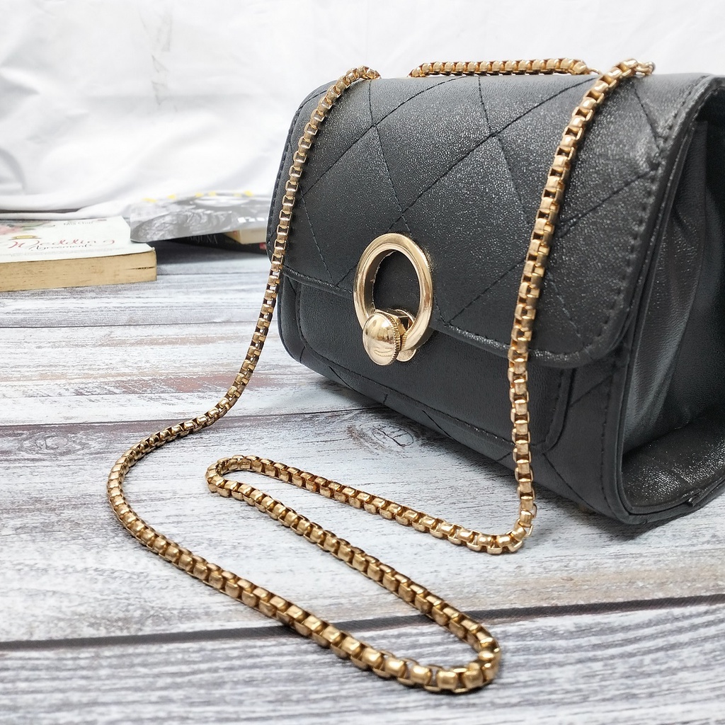 Tas Selempang Hitam Kunci Bundar Lucy Slingbag