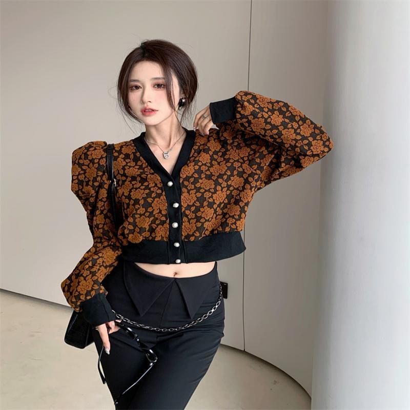 Red Bahasa Perancis Retro Kontras Warna Rose Jacquard Pendek Leher V Puff Lengan Musim Semi dan Musim Gugur Atasan Wanita Rasa Desain Niche Cardigan