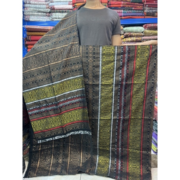 Songket Tumtuman Tanpa Sambung TTS di tengah benang lebih padat dan motif lebih bagus