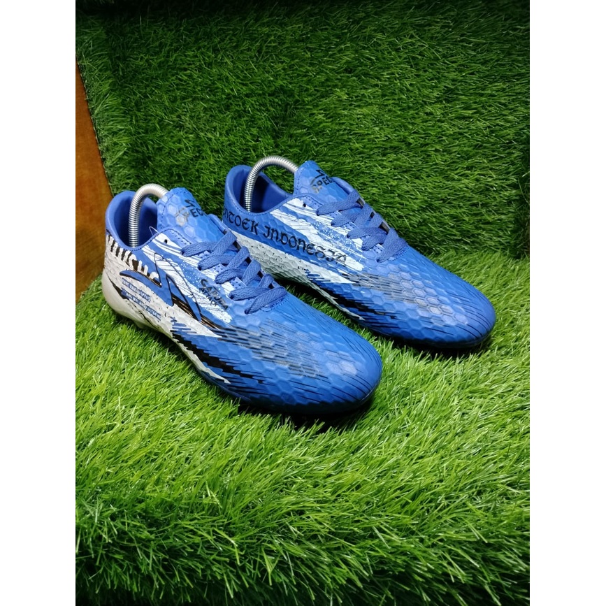 sepatu bola SPECS GARUDA ATTACK BIRU TUA