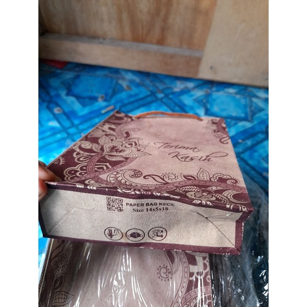 

PAPER BAG TAS KERTAS BATIK MOTIF 14X5X18CM ISI 10LEMBAR
