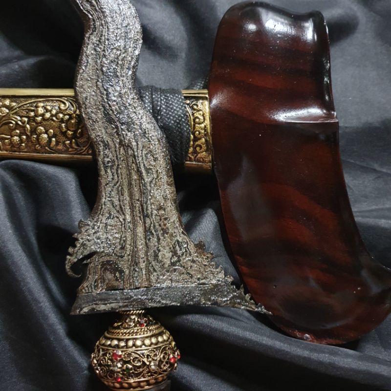 Keris Parungsari Luk 13