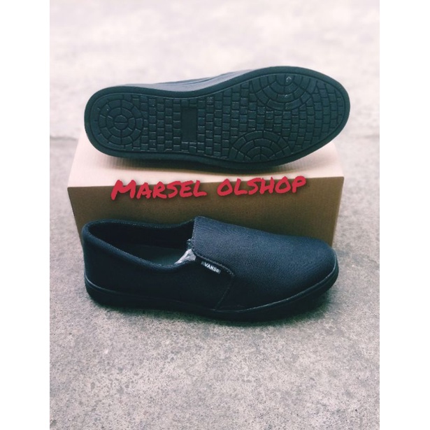 Sepatu slip on pria Sepatu sneakers pria Hitam