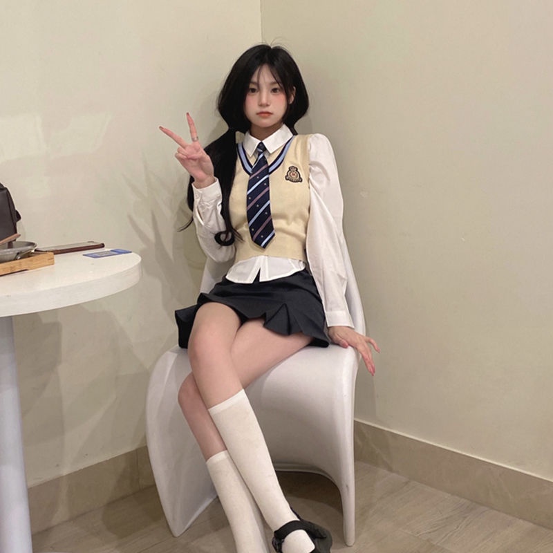 Red Seragam kuliah gaya V-neck pendek rajutan rompi kerah kemeja putih tas pinggang tinggi pinggul rok hot gadis setelan jas tiga potong
