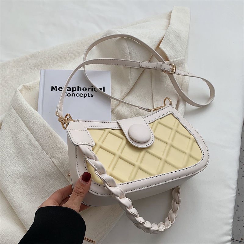 Red 2022 ceruk baru Bahasa Perancis belah ketupat berkualitas tinggi tekstur ringan mewah all-match Messenger ketiak tas high-end untuk wanita