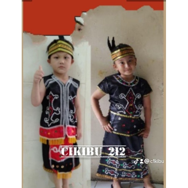 Baju adat Kalimantan barat dewasa