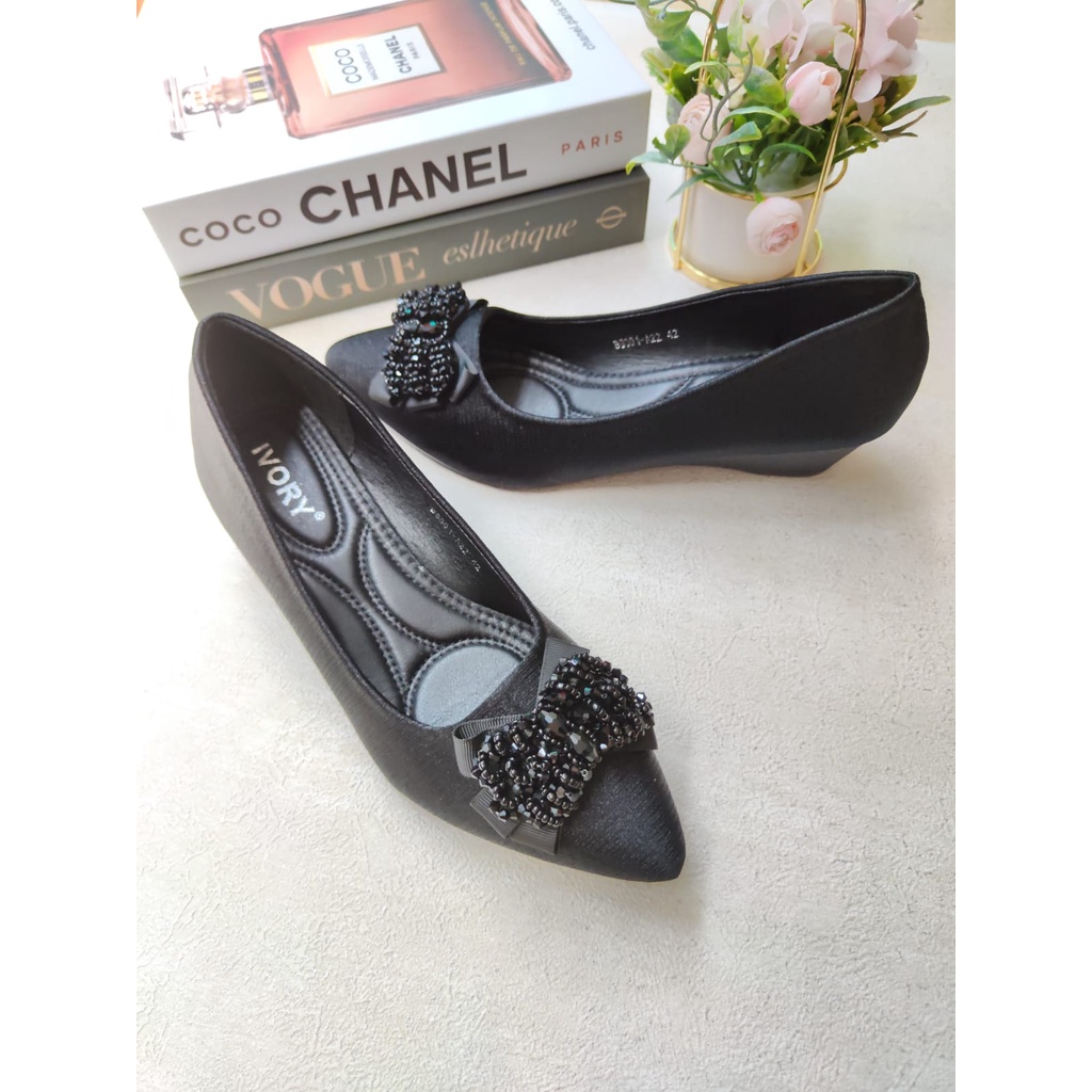 Ivory Sepatu Wanita Wedges Satin Jumbo 41-44 B8001-A22