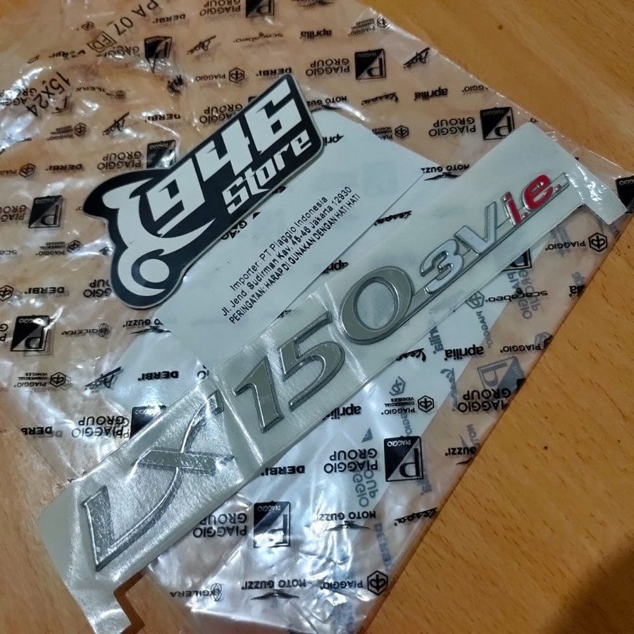Sticker Emblem Vespa LX 150 3V Bodi Samping Original