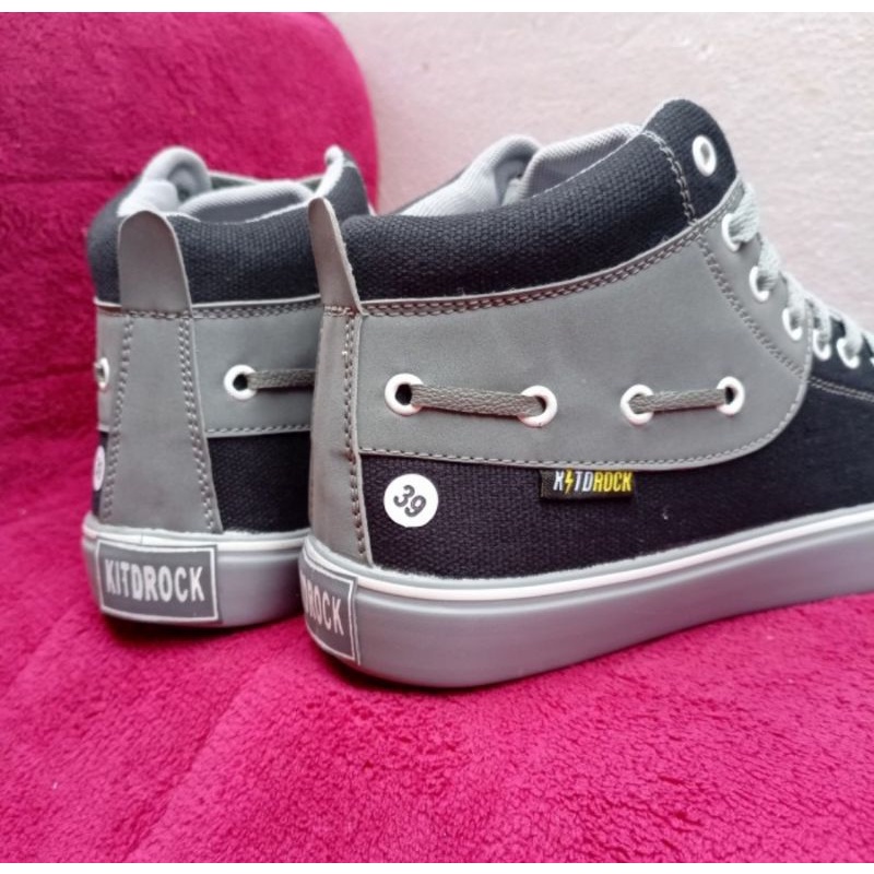 Sepatu sneakers pria Sepatu pria model terkini