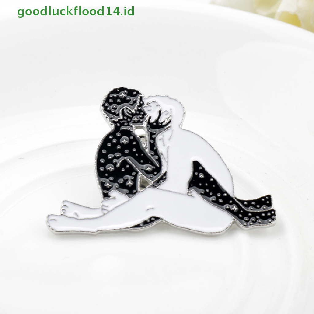 [GOOGFOUR] Enamel Man and Man Huging Kissing Pins Black White Embrace Passionate Bros Badges Perhiasan Hadiah [TOP]