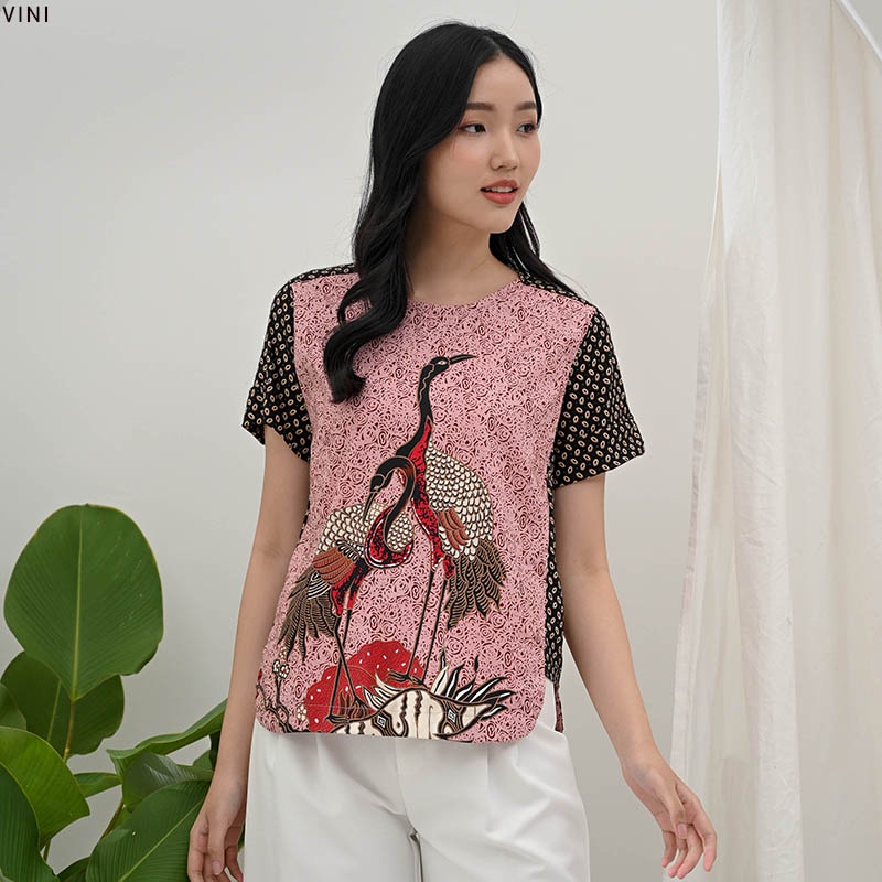 Evercloth Vini Atasan Batik Wanita Lengan Pendek Blouse Wanita Atasan Wanita Blouse Batik Perempuan Kombinasi Motif Burung Hong Pink Batik Couple Keluarga Seragam Sarimbit Set Jumbo