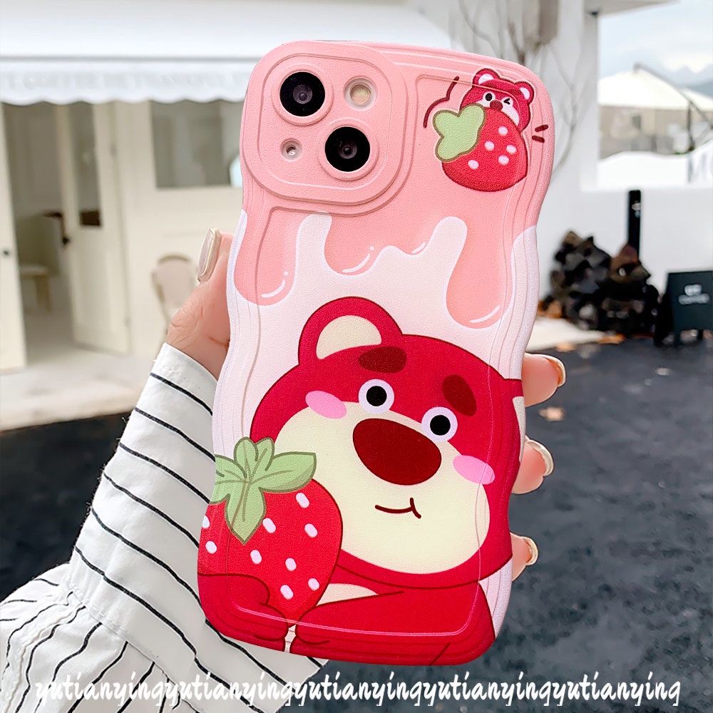 IPHONE Casing Ponsel Lotos Beruang Strawberry Pasangan Lucu Kompatibel Untuk Iphone14 13 11 12 Pro Max XR 14 6 6s 8 7 Plus X XS Max SE 2020 Kartun Winnie the Pooh Wavy Edge Soft Tpu Back Cover