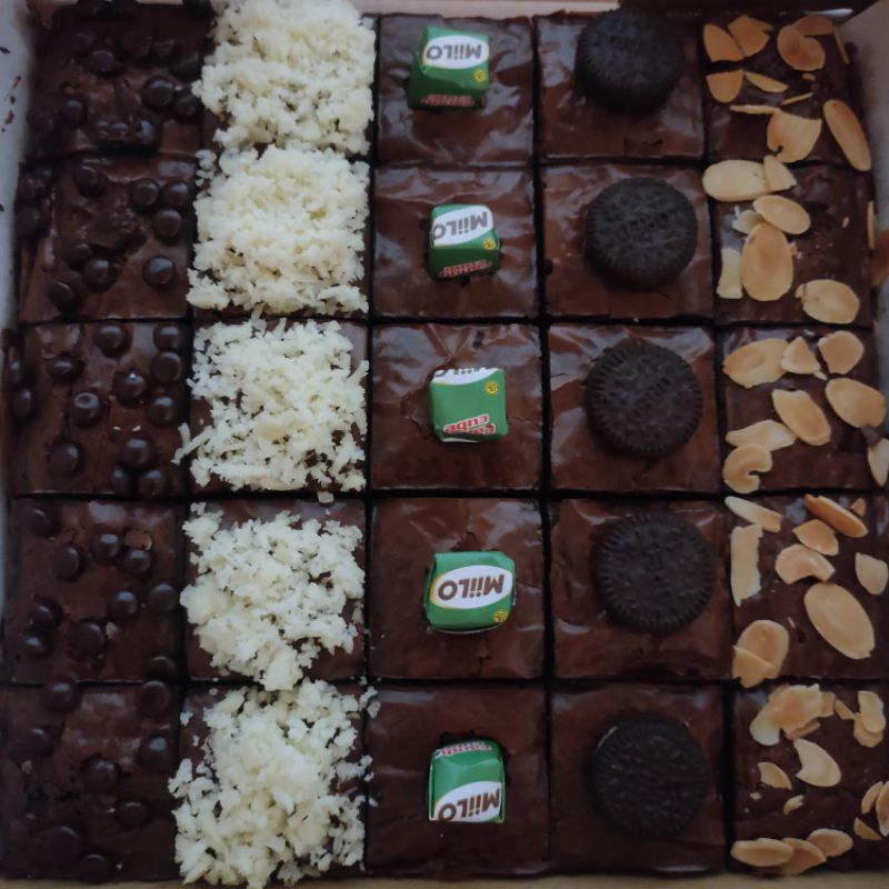 

Fudgy Brownies 20 x 20 cm Full Topping Premium isi 25 Slice Keju Almond Slice Milo Cube Chocochips Oreo / Brownis Fudge 20x20 cm