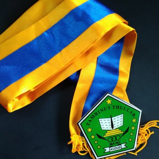 Samir Wisuda, Kalung Wisuda Sepaket Logo Kuningan