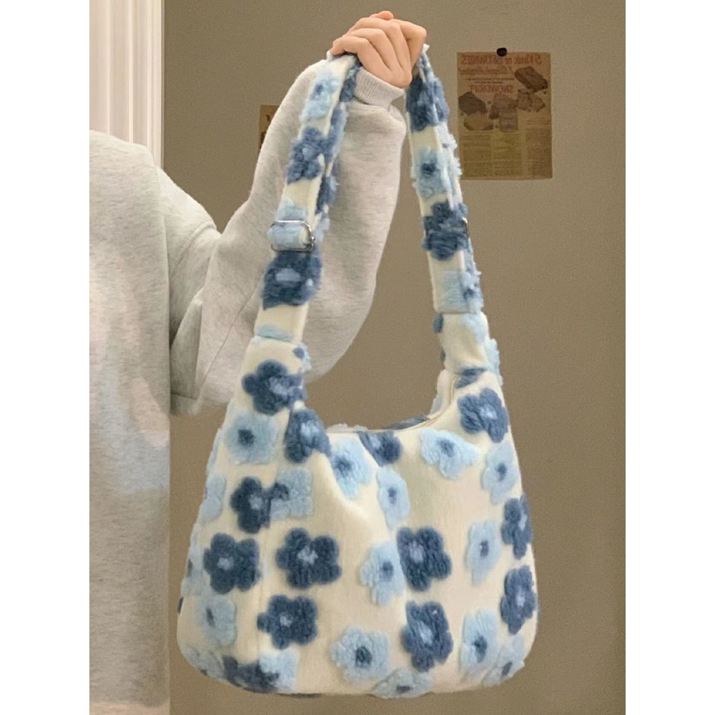 Tas tote berkapasitas besar dengan motif bunga boneka berbulu dan bahan berkualitas tinggi merupakan barang baru yang trendi untuk wanita pada tahun 2023 Cocok untuk digunakan sebagai Sera❈◑Tas berbulu baru musim gugur dan musim dingin
