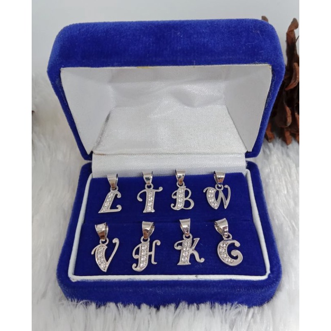 liontin huruf mata baris, emas putih kadar 375(8k)