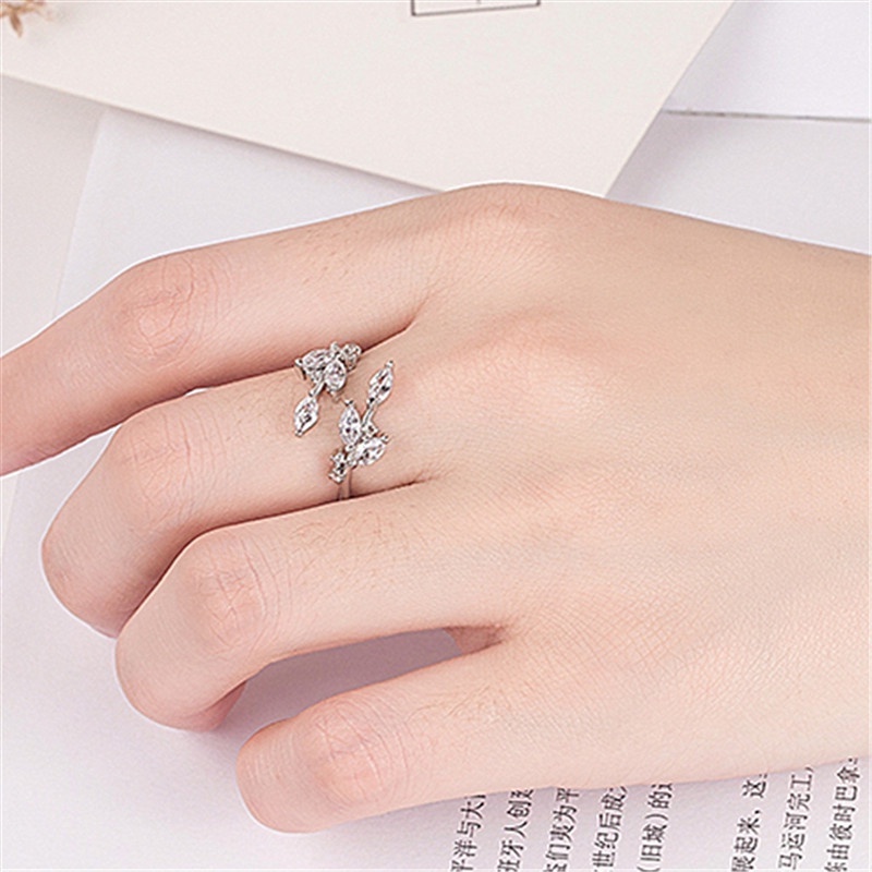 Cincin Adjustable Desain Daun Bahan Metal Lapis Silver / Rose Gold Untuk Wanita