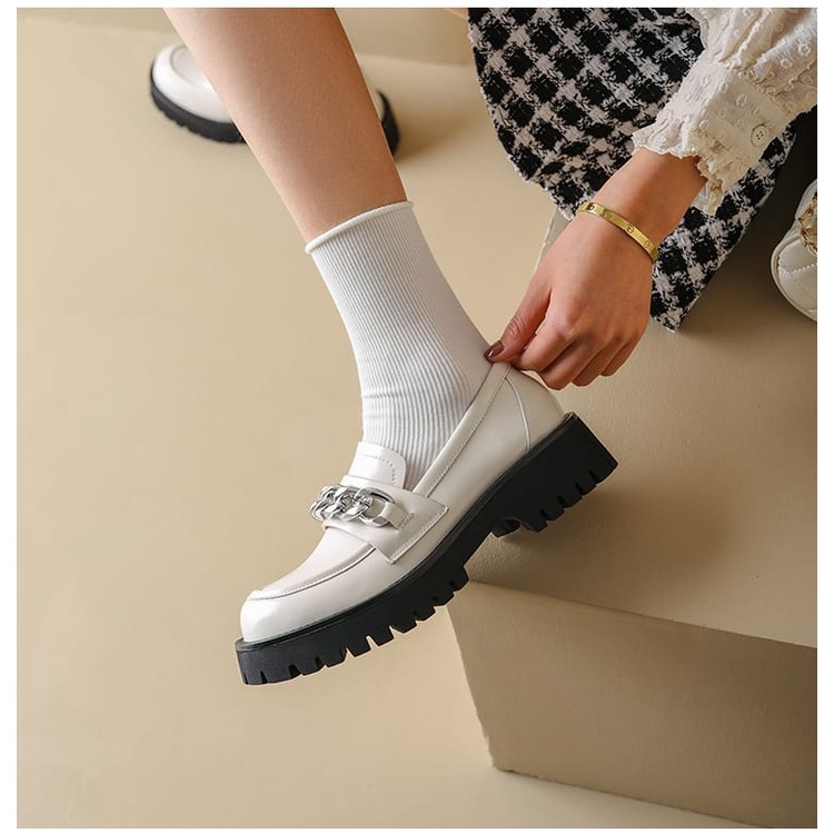 Sepatu Wanita Loafers Style Rantai Silver White Glosy Khanzza 0277
