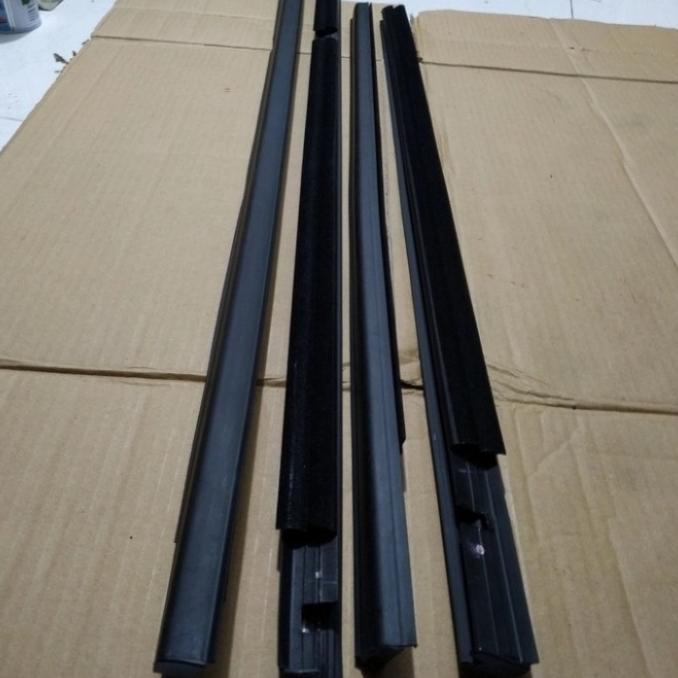 Pelipit List Lis Karet Kaca Pintu Luar Suzuki Apv Original.