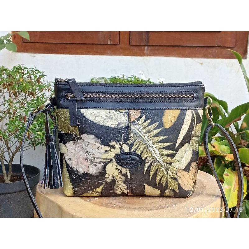 ATHALA TAS SELEMPANG HITAM ECOPRINT NR LEATHER