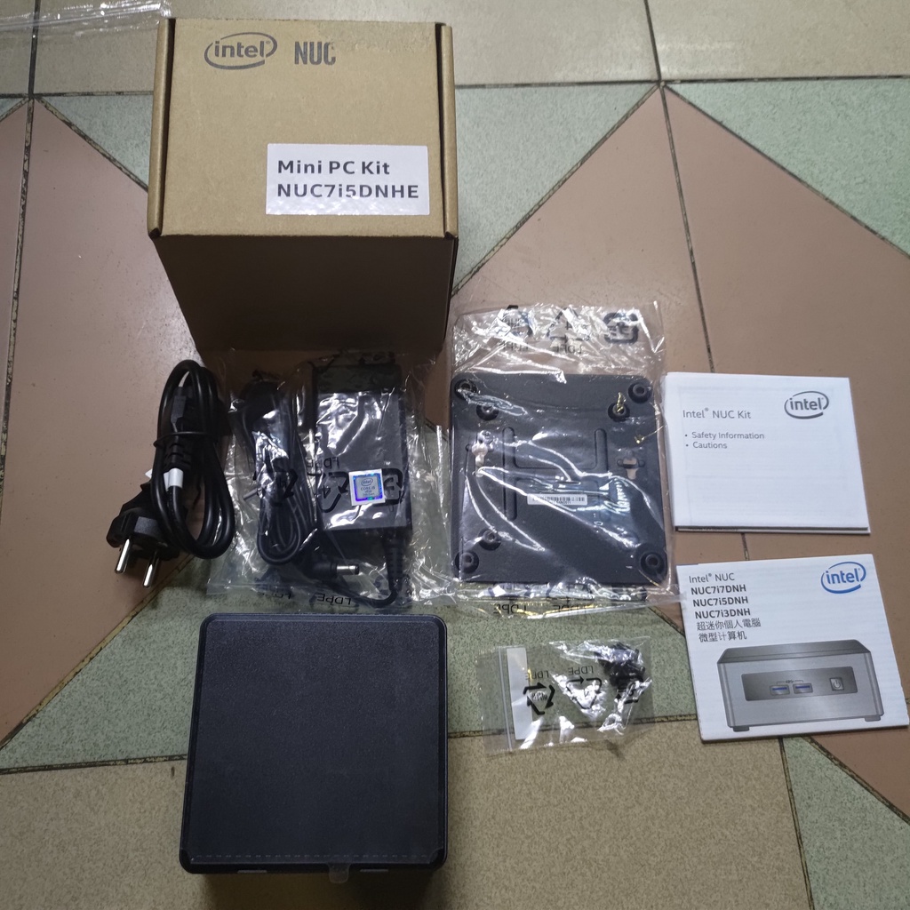 Intel NUC Mini PC Kit NUC7i5DNHE i5-7300u 1TB 8GB W10