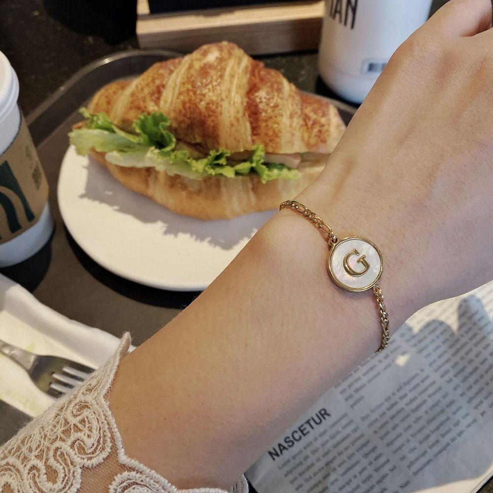 NEEDWAY Needway Wanita Shell Gelang Trendi Indah Gadis Hadiah 26huruf A-Z Bulat Kecil Baja Titanium Sederhana Pria Gelang