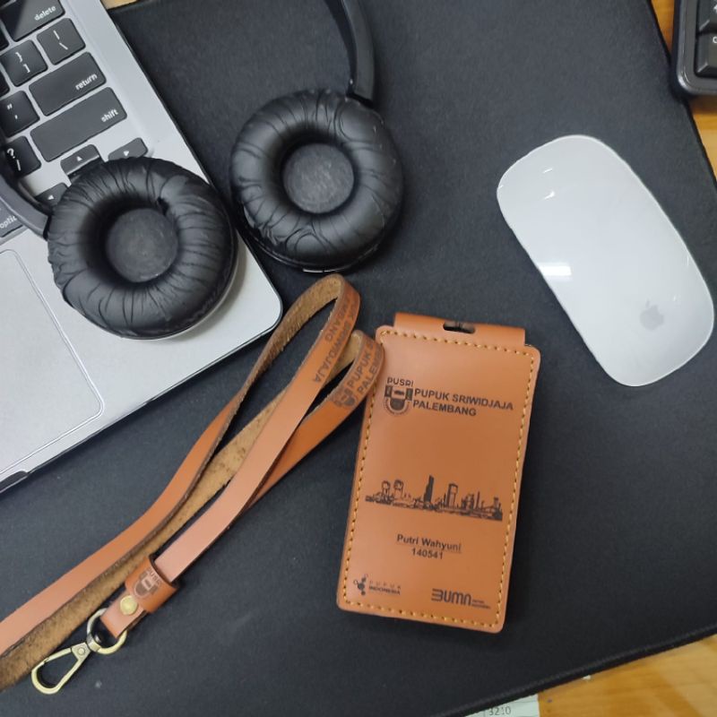 

S I G N | ID Card Holder Kulit asli | Id card Kulit Costum | Tempat Id card | Id Card logo