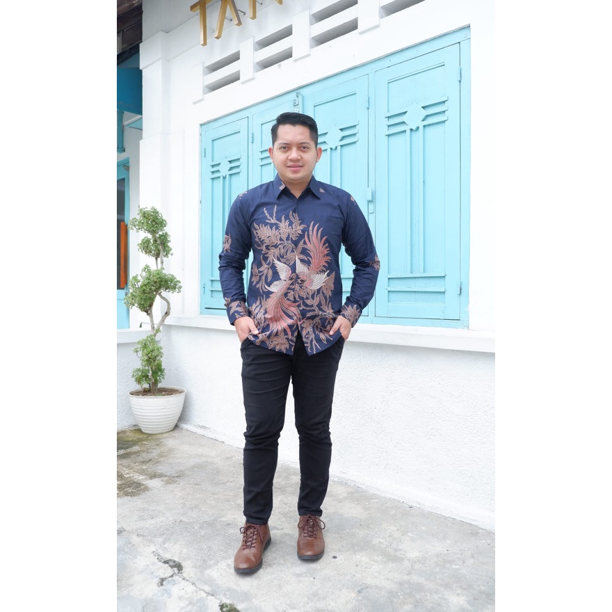 KUTUT NAVY Kemeja Batik Pria Navy SLimfit Lengan Panjang Lapis Furing Batik Solo Asli