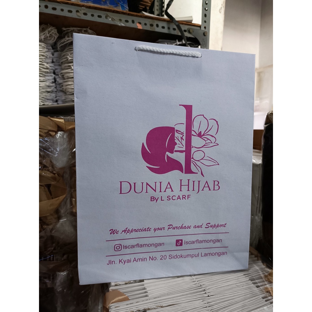 

Paperbag sablon kraft Putih P30xL10xT40 cm, Sablon 1 sisi 1 warna, paperbag murah, tas kertas souvenir