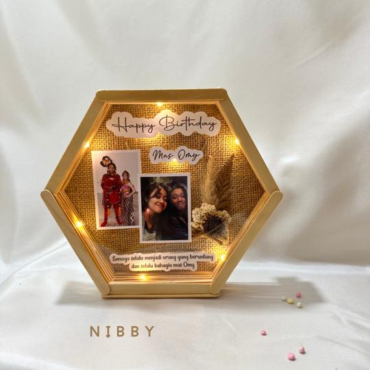 GIFT VIRAL Premium Hexagonal Frame Dried Flower Kado Ulang Tahun Wisuda Anniversary Lampu Pernikahan Unik Lucu Murah Mewah Hexagon Foto Aestethic Estetik Sahabat Bunga Kering Home Decor Box Hampers