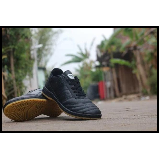 Sepatu Futsal Adidas Kulit Hitam Polos