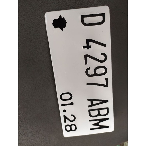 Plat nomor putih font standar ukuran standar samsat