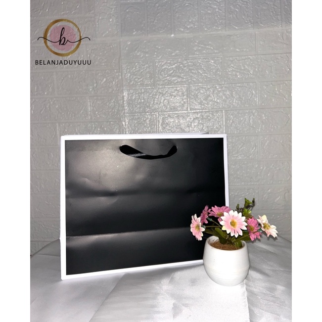 

Paperbag Polos Hitam Putih Packing Aman 32 x 14 x 25 cm Paper Bag Pembungkus Kado