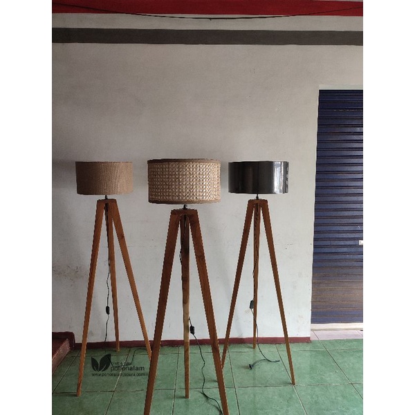 lampu lantai standing kap rotan kayu