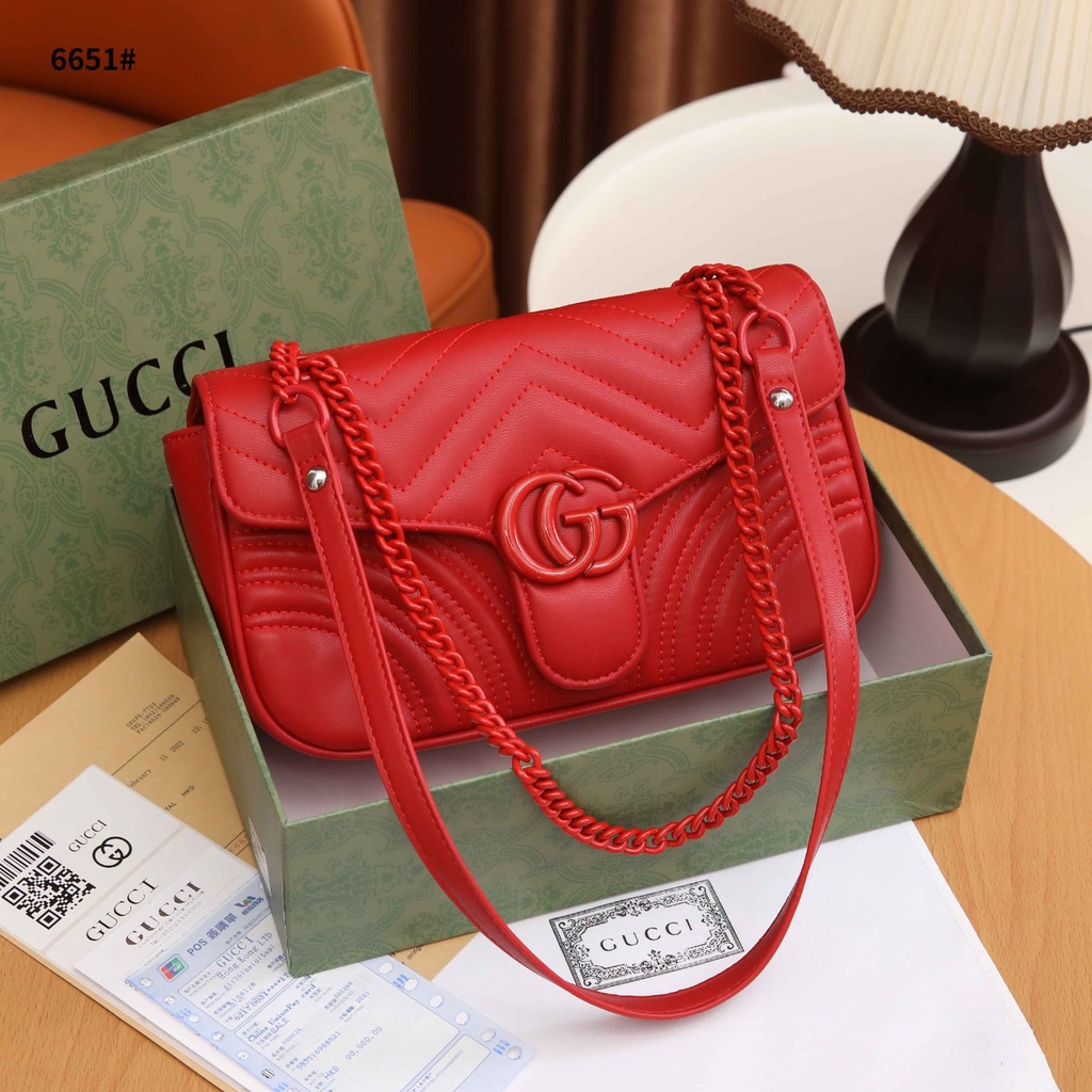 GC Medium Shoulder Bag in Leather 6651