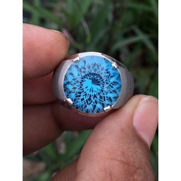 

Blue Topaz 13x13x8mm