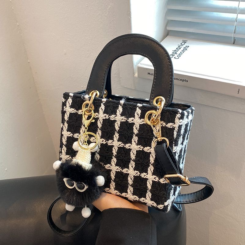 Red Niche design woolen bag 2022 new bag women s bag autumn net red hot style Messenger bag Portable Diana bag