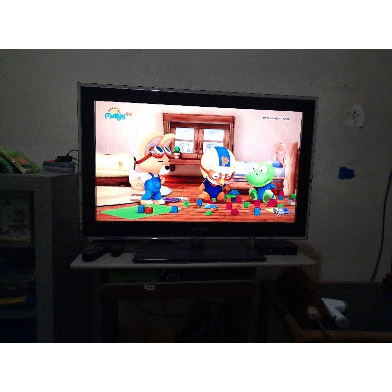 Samsung LA32D550 full HD smart LCD TV second
