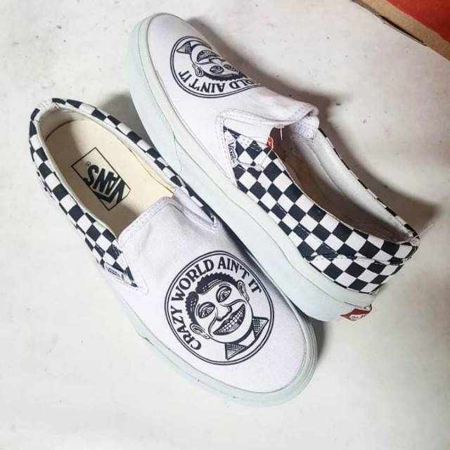 Sepatu Vans slip On Crazy World Black Hitam Putih Motif Kotak Catur Cowok Cewek Sneakers Sekolah Liburan Santai Kado Hadiah