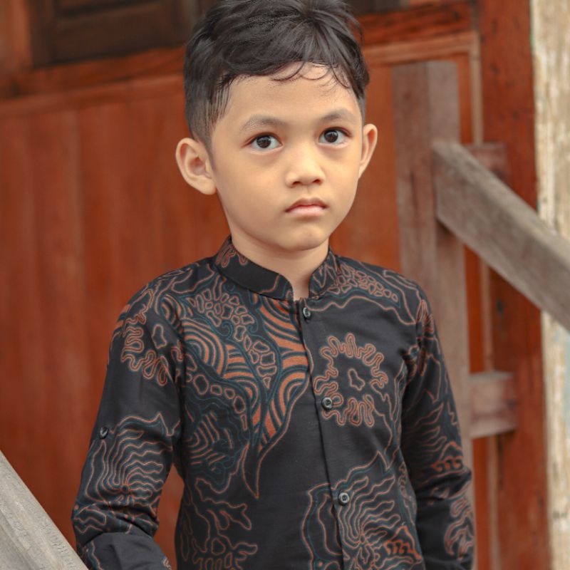 Batik Couple Ayah dan Anak Laki Laki Premium Slimfit Warna Hitam Casual motif coklat list biru