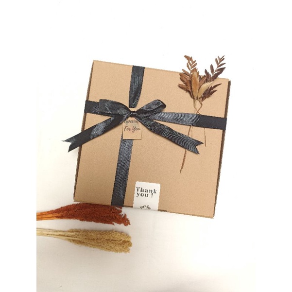 

GIFT BOX HAMPERS SNACK BY HAYOE GIFT