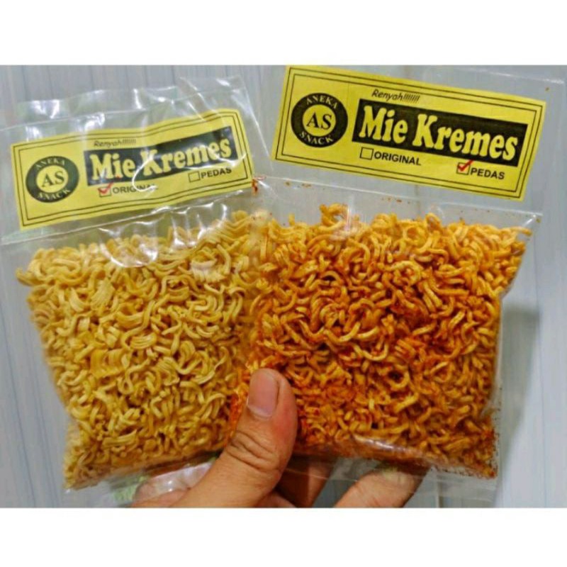 

Mie Kremes varian original pedas versi minion - khas mojokerto