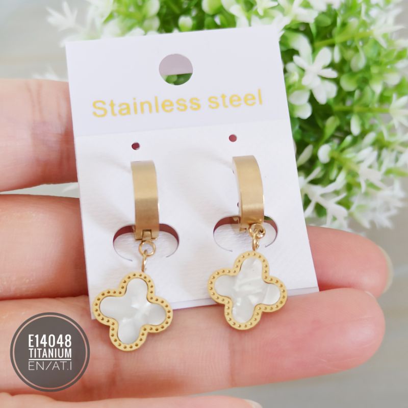 Anting titanium clover clip E14048