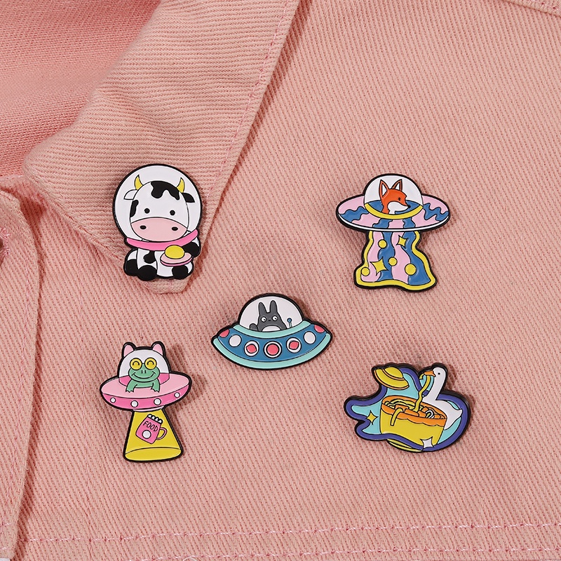 Hewan Lucu UFO Enamel Pin Kartun Rubah Sapi Kodok Angsa Bros Lencana Kerah Lapel Universe Astronot Perhiasan Hadiah Untuk Anak-Anak Teman