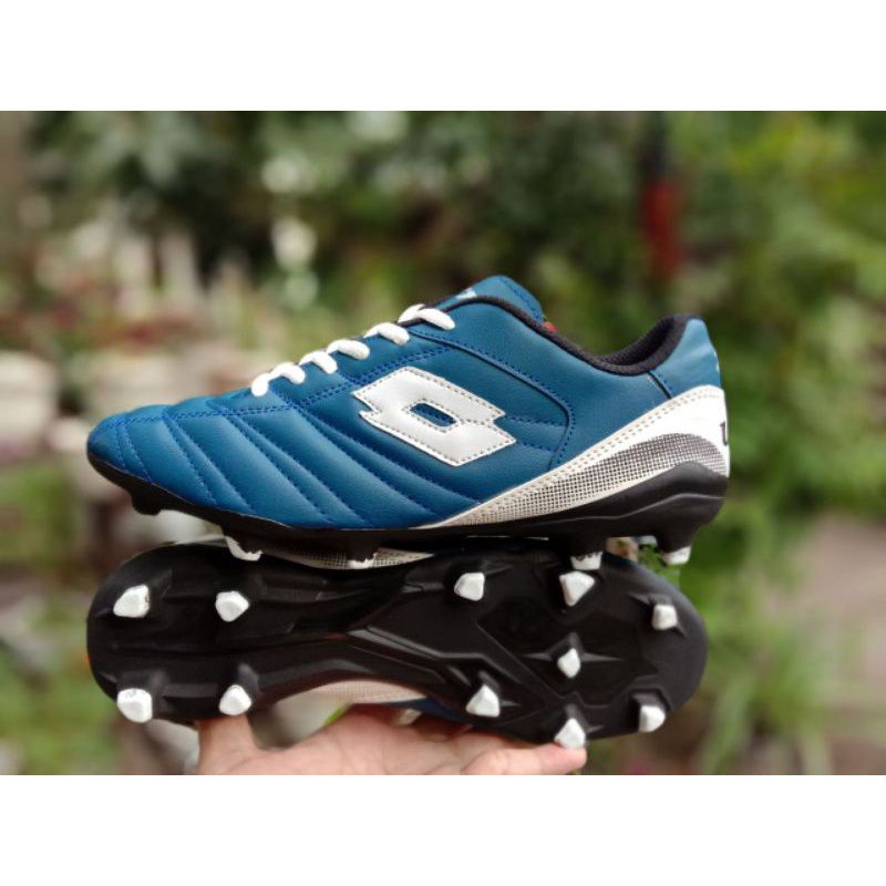 Sepatu bola LOTTO