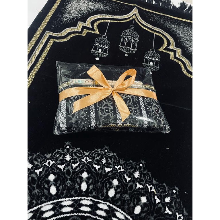 Paket Souvenir Sajadah Armaan Black Edition + Tasbih Souvenir Parcel