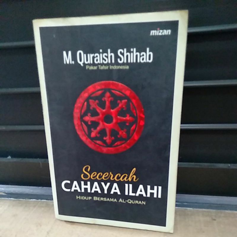 secercah CAHAYA ILAHI' HIDUP BERSAMA AL QURAN. buku bekas yang ori