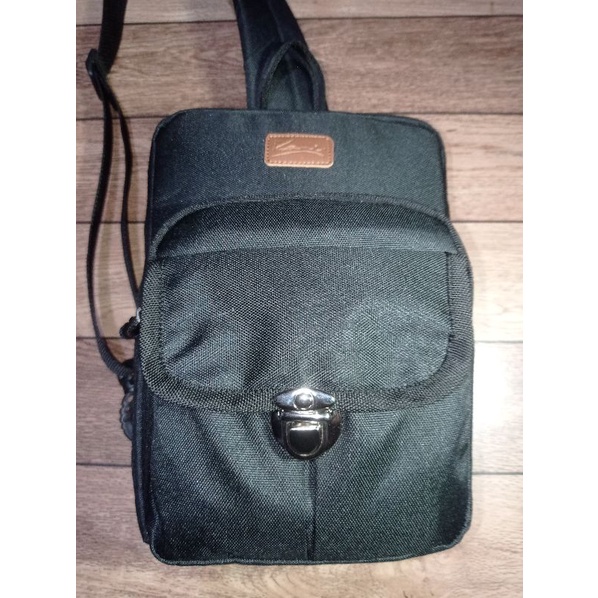 sling bag saku tutup selot besi tas wanita-pria